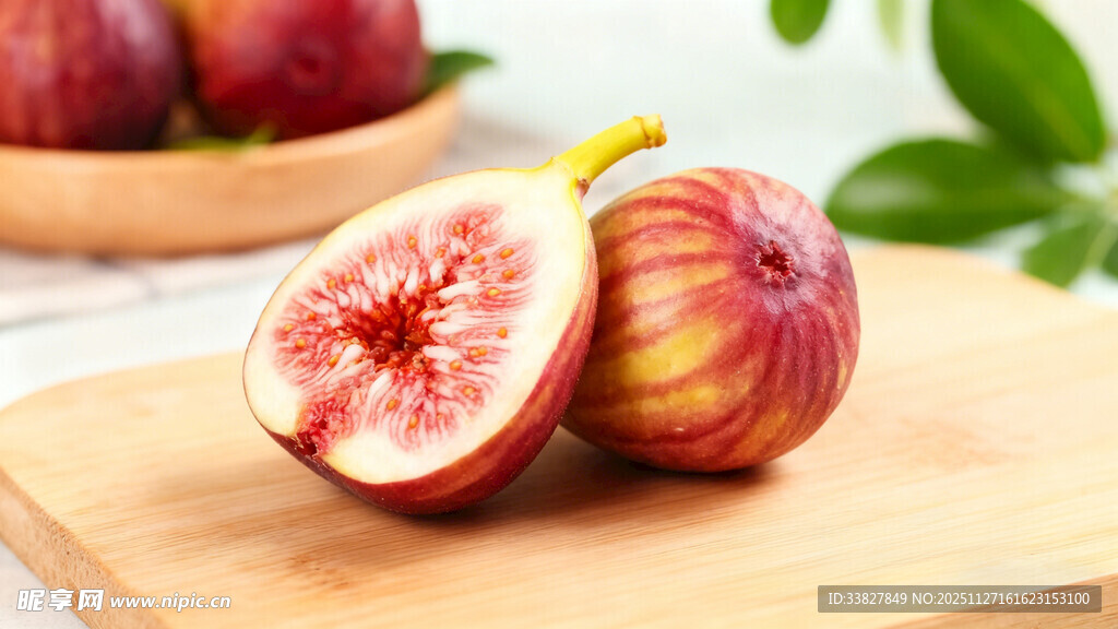 新鲜无花果置于木砧板上