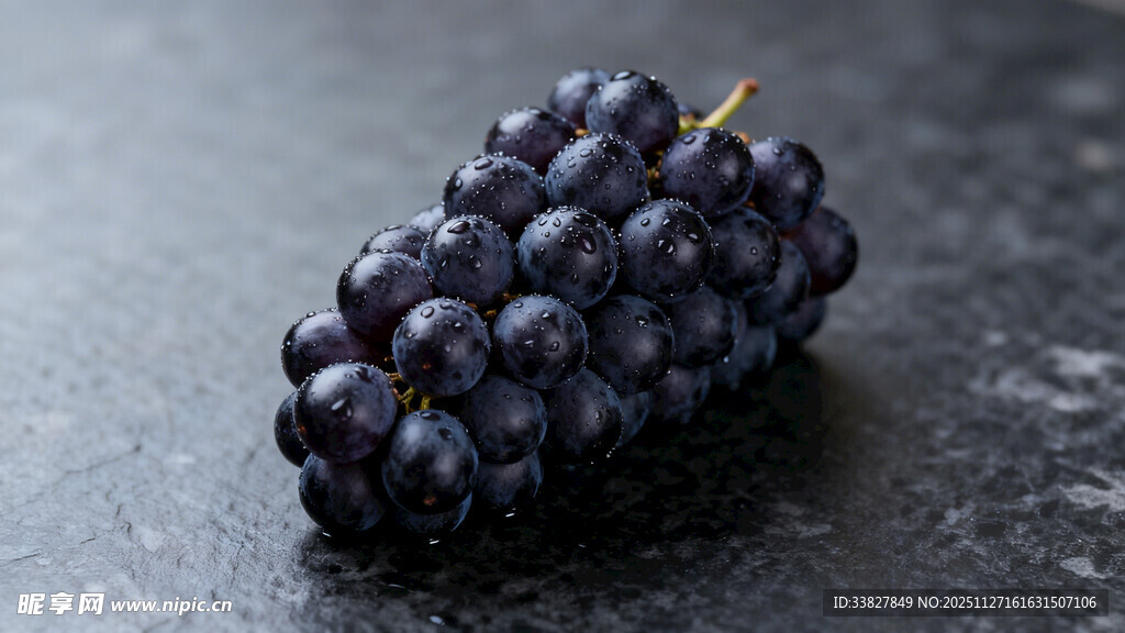 黑紫色葡萄置于深色台面