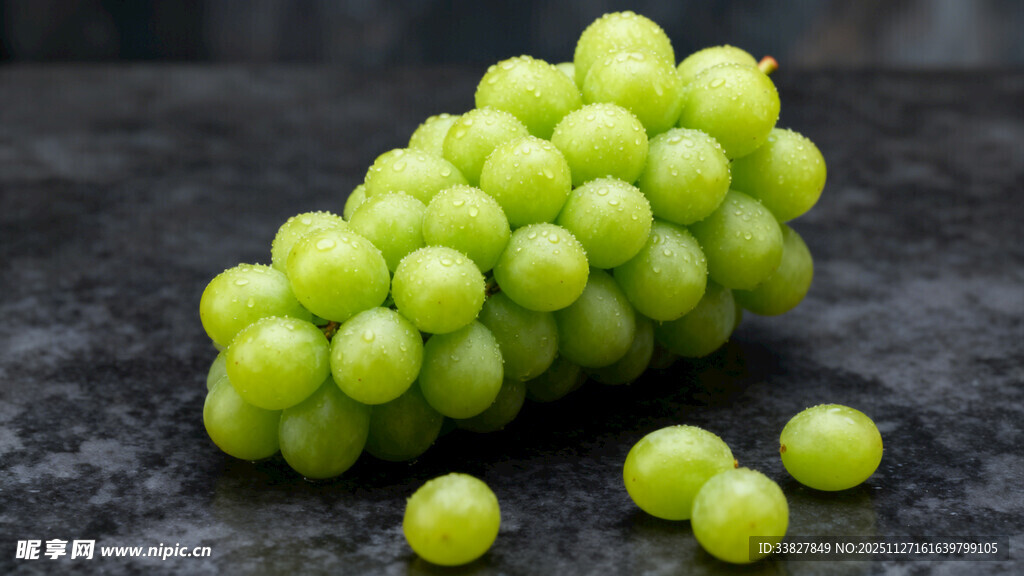 青葡萄串与散落果实