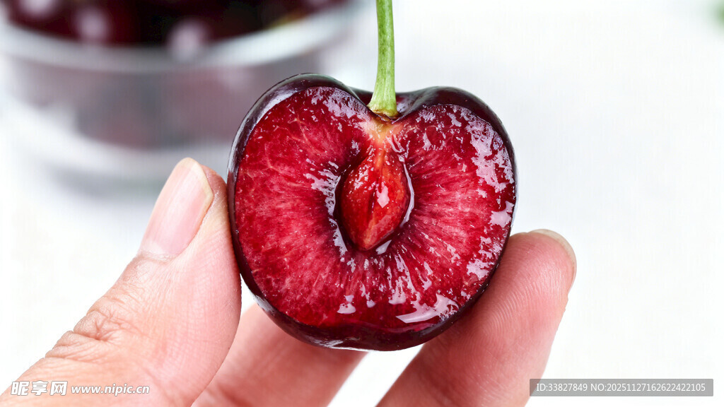 手捧切开的鲜红大樱桃
