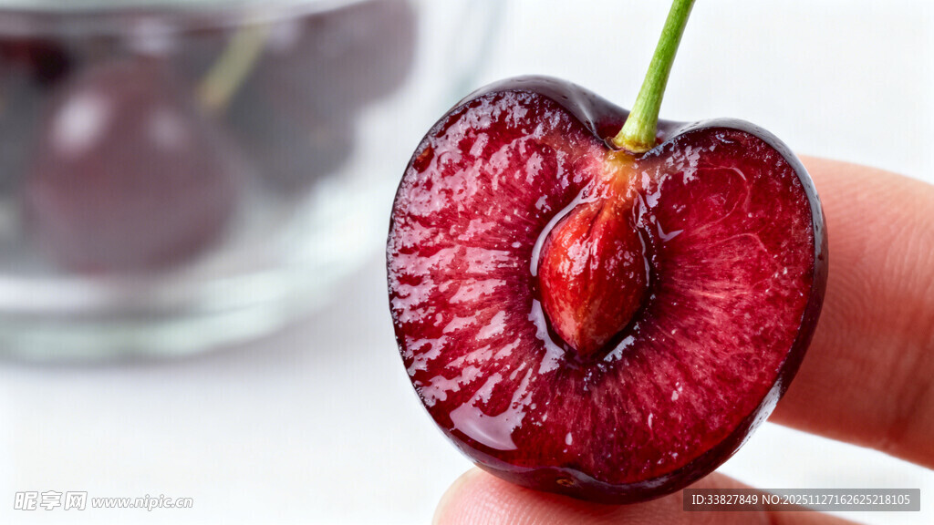 切开的新鲜樱桃果肉特写