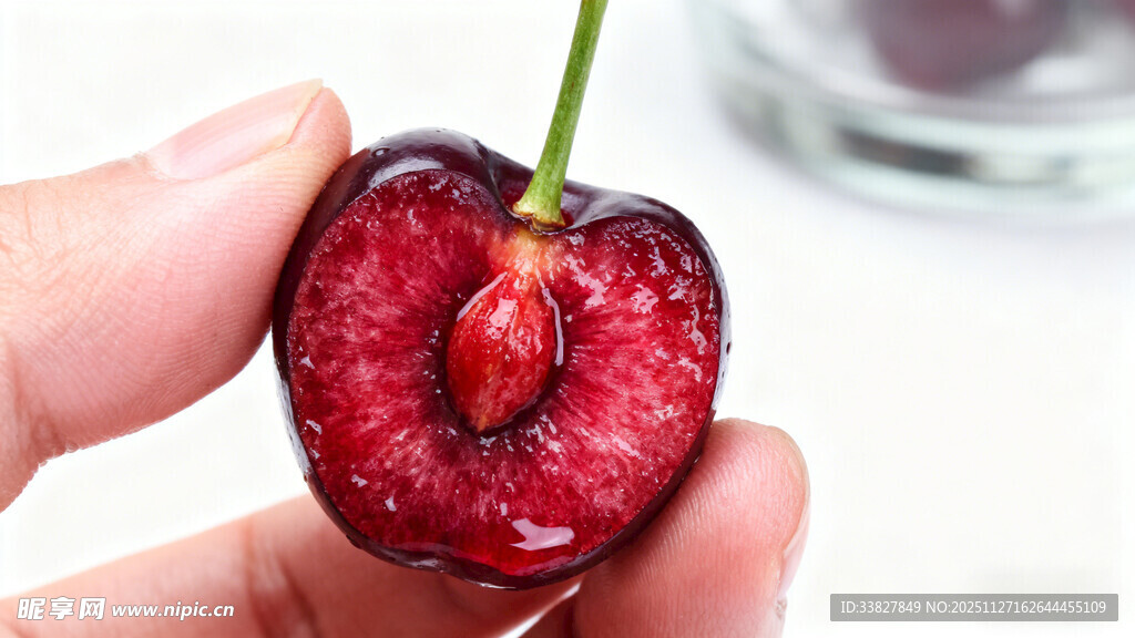 手捧切开的鲜红大樱桃