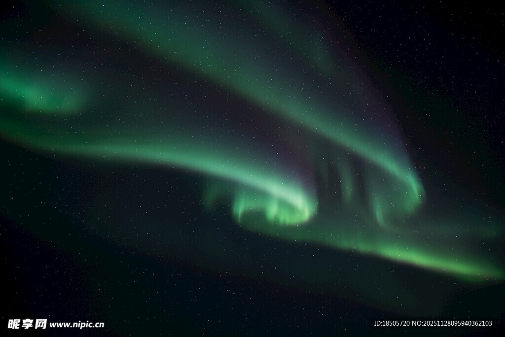 夜空中舞动的梦幻北极光