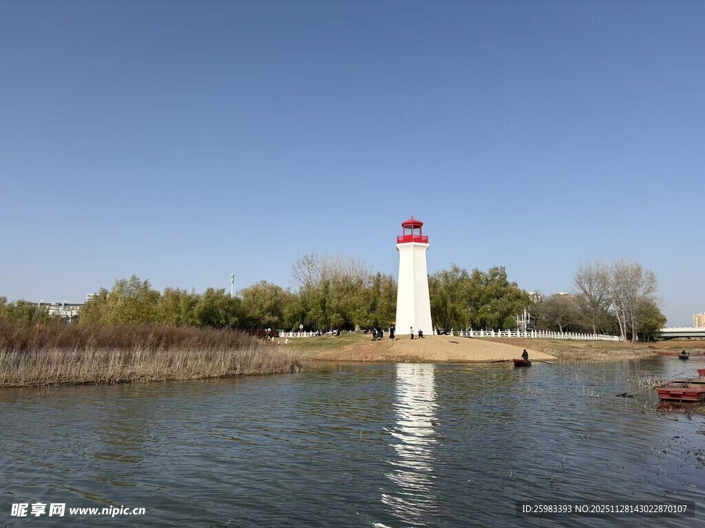 湖畔灯塔