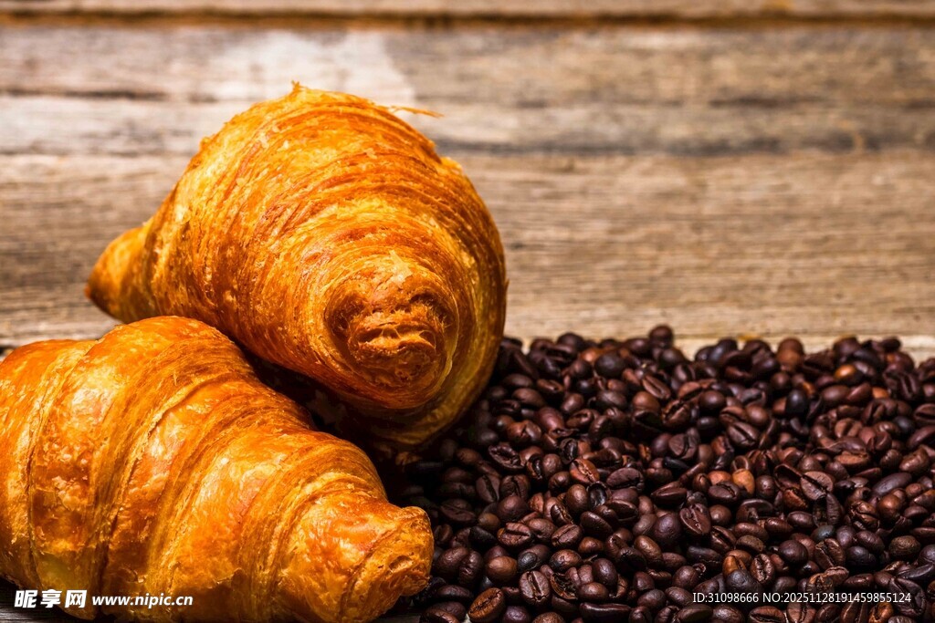 美味牛角包与咖啡豆