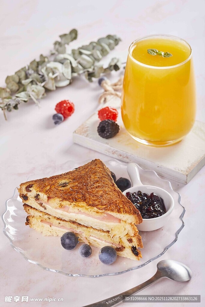 松饼配果汁与浆果