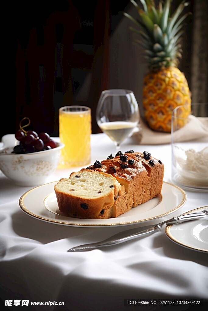美味面包配果汁与菠萝