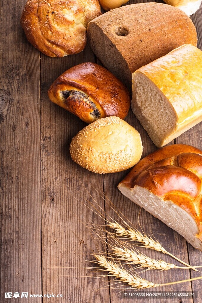 多样面包与麦穗的诱人组合