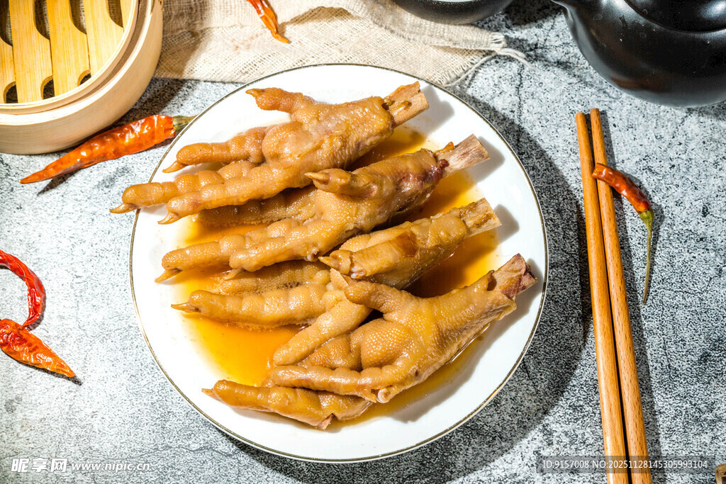 美味卤鸡爪摆于盘中