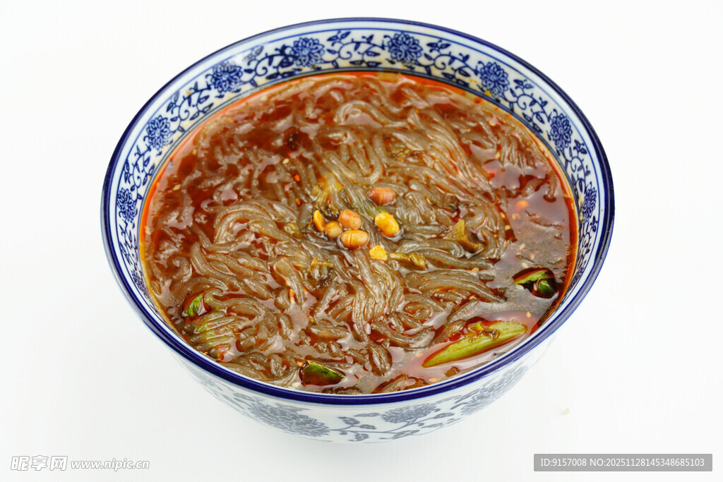青花瓷碗中的美味酸辣粉