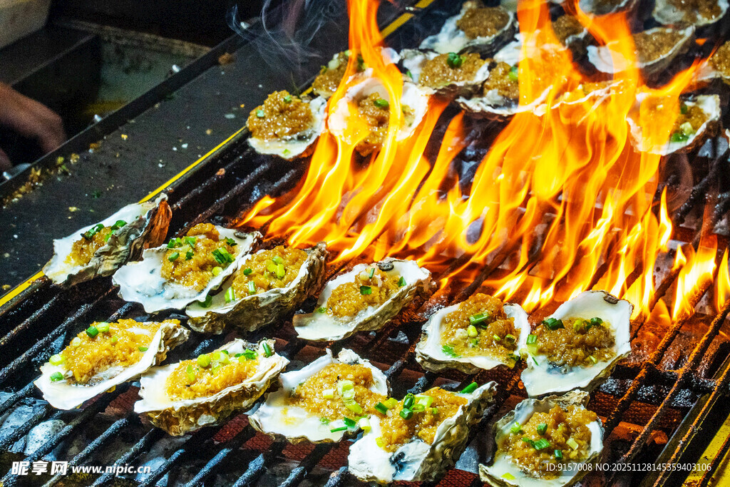 火焰上的美味烤生蚝