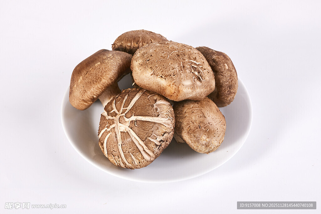 新鲜香菇摆放在白色盘中