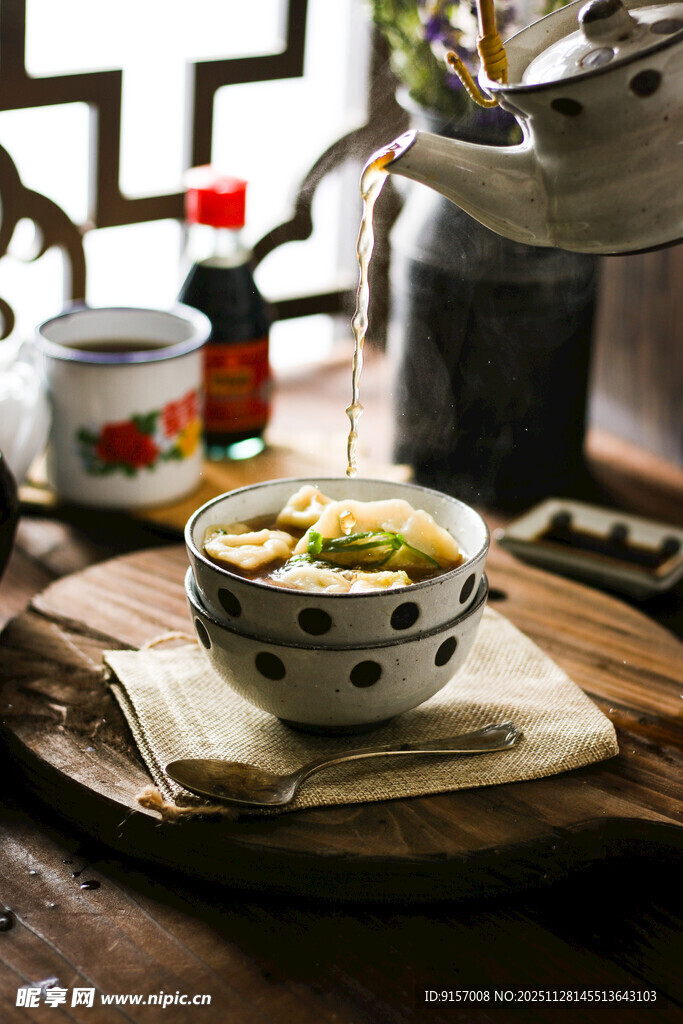 中式木桌摆置的美味汤品