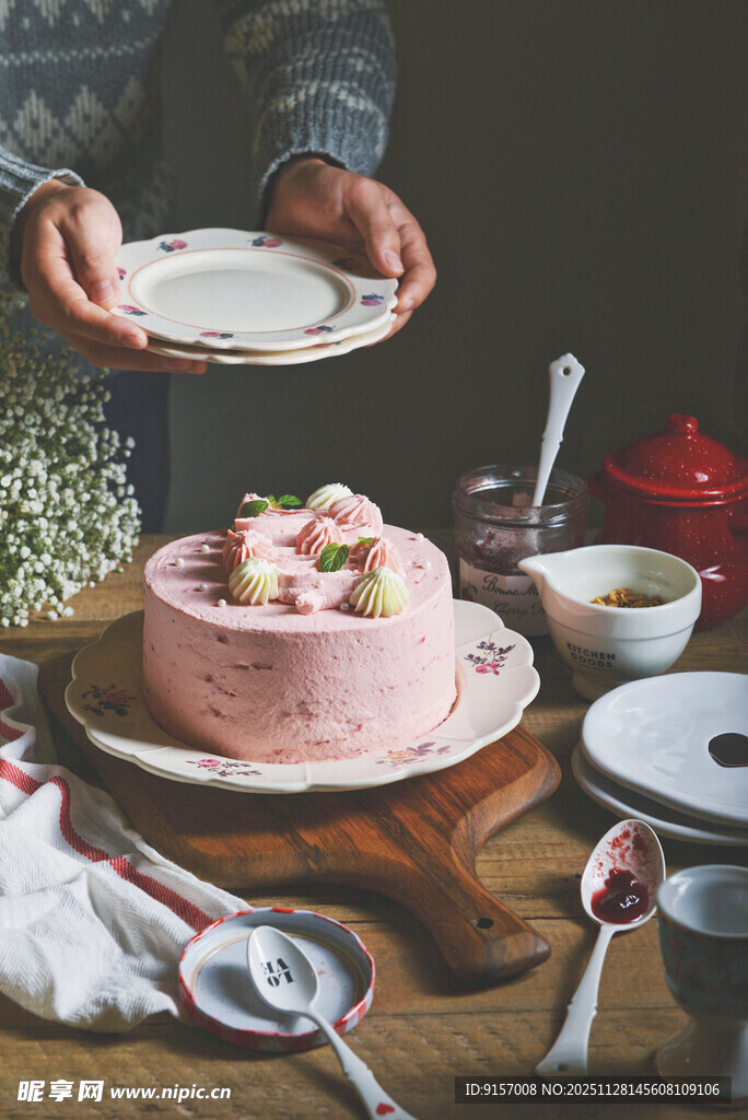 手捧盘展示精致草莓蛋糕