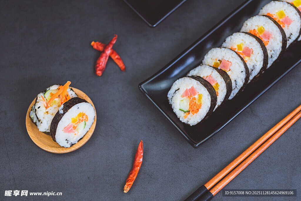 美味寿司拼盘与配料