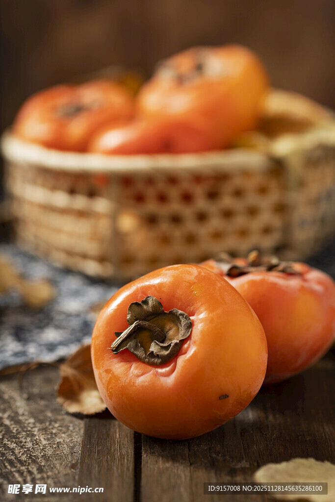 木桌上竹篮里的新鲜柿子