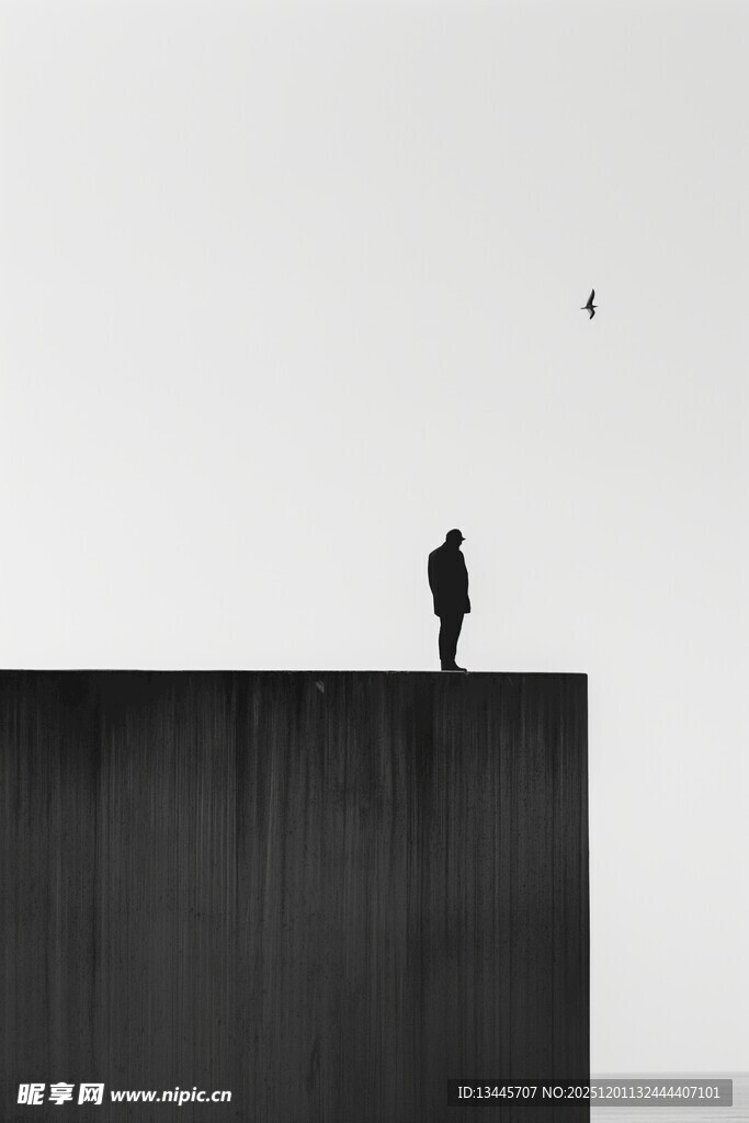 孤独之人立于高台之上