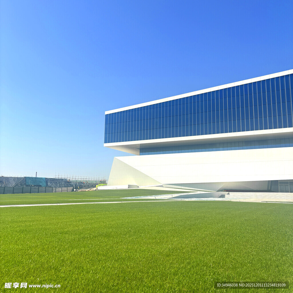 现代建筑旁的翠绿草坪