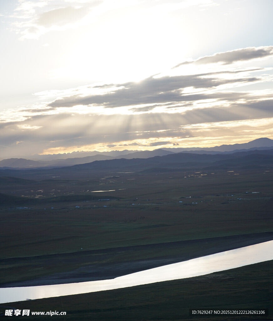 夕阳下的开阔山水景观