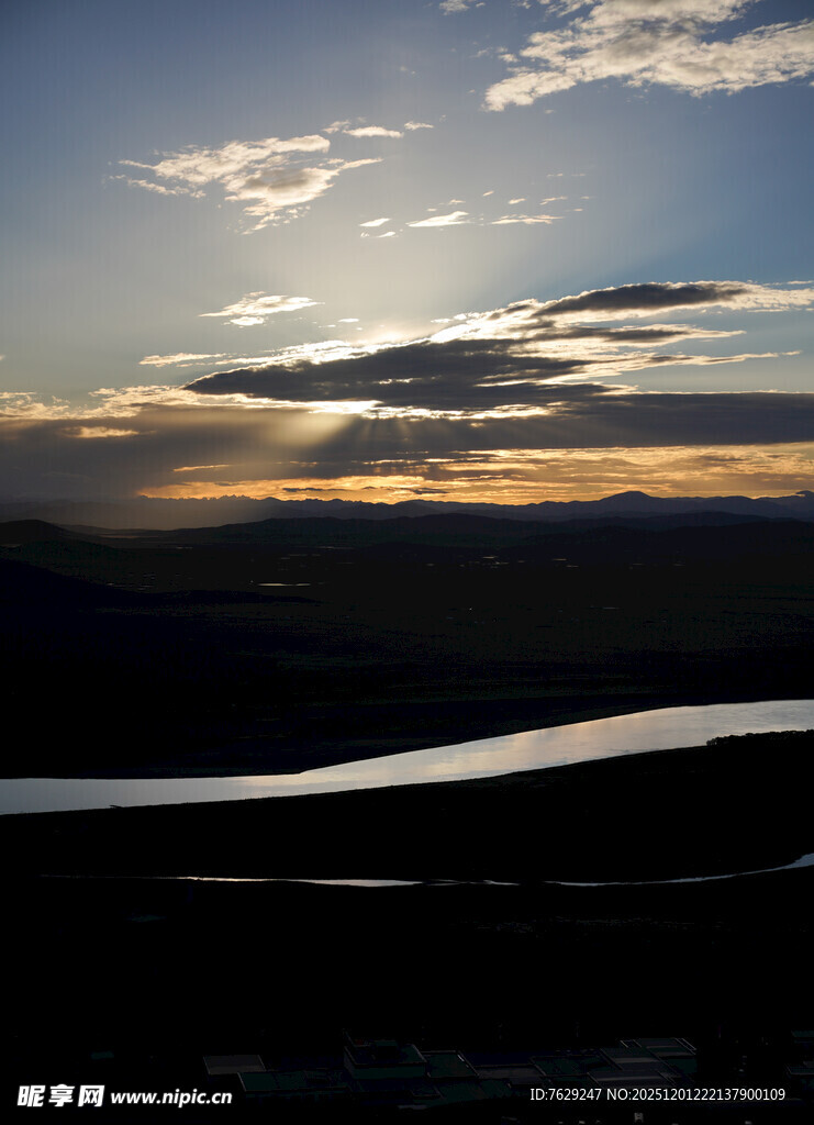 日落时分的天际与河流