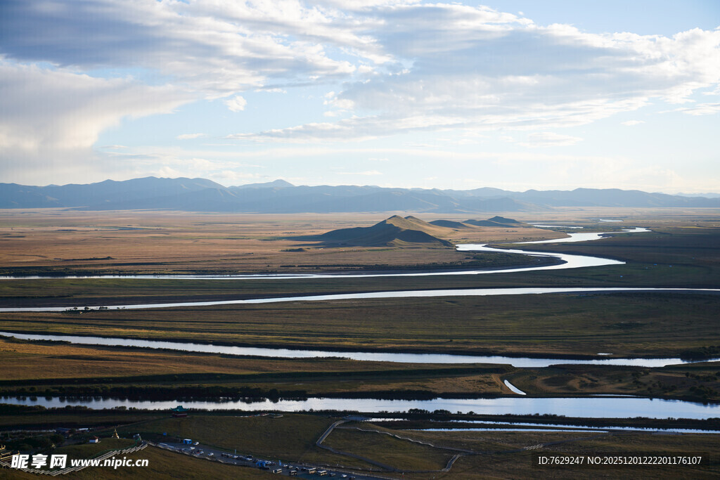广袤原野上的蜿蜒河流