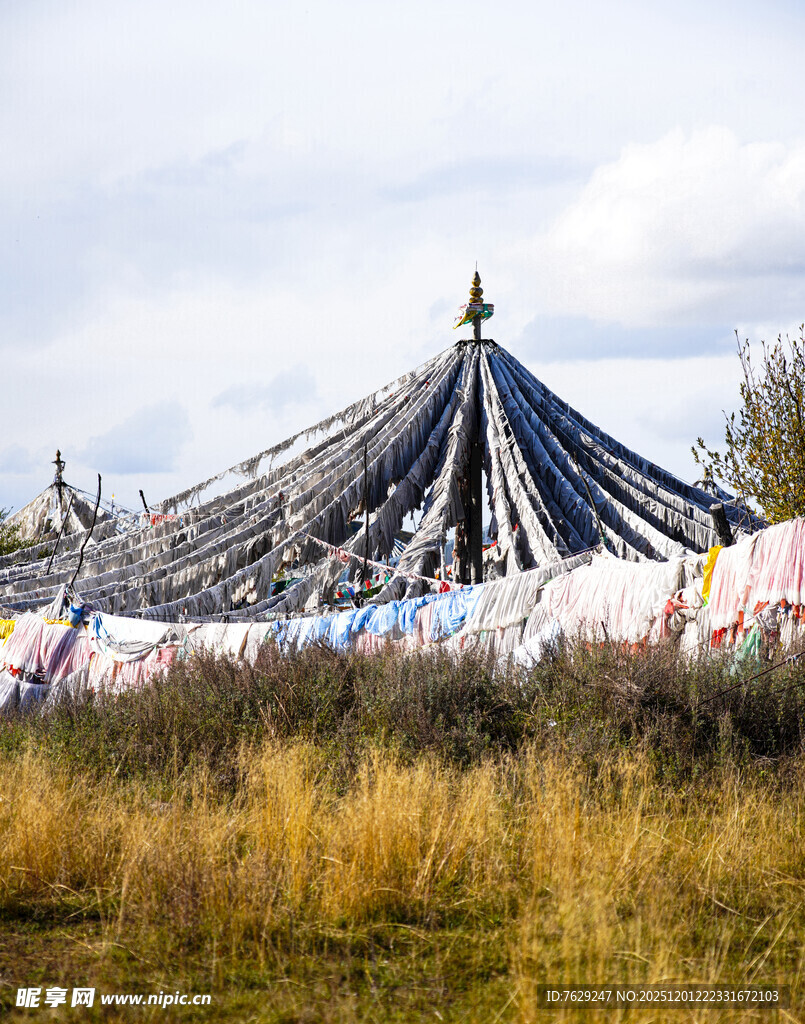 高原上的传统经幡景观