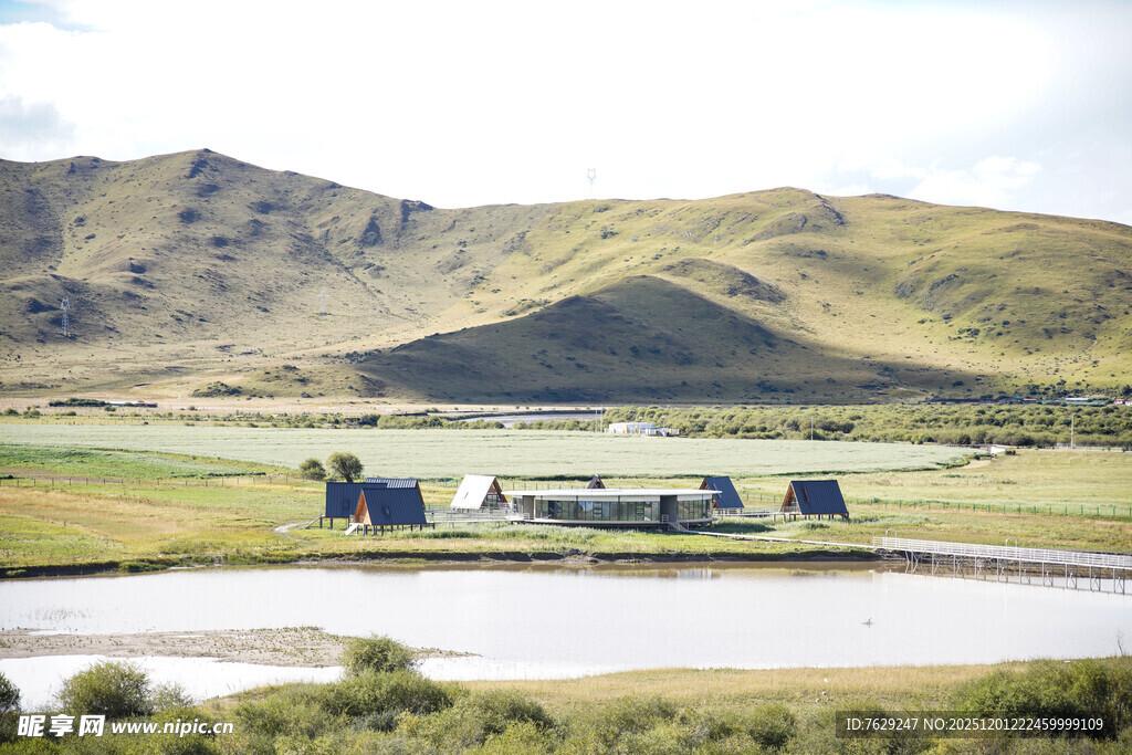 高山草原河畔的现代建筑景观