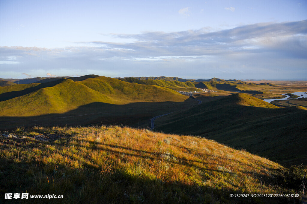 黄昏下起伏的川西高原山丘美景