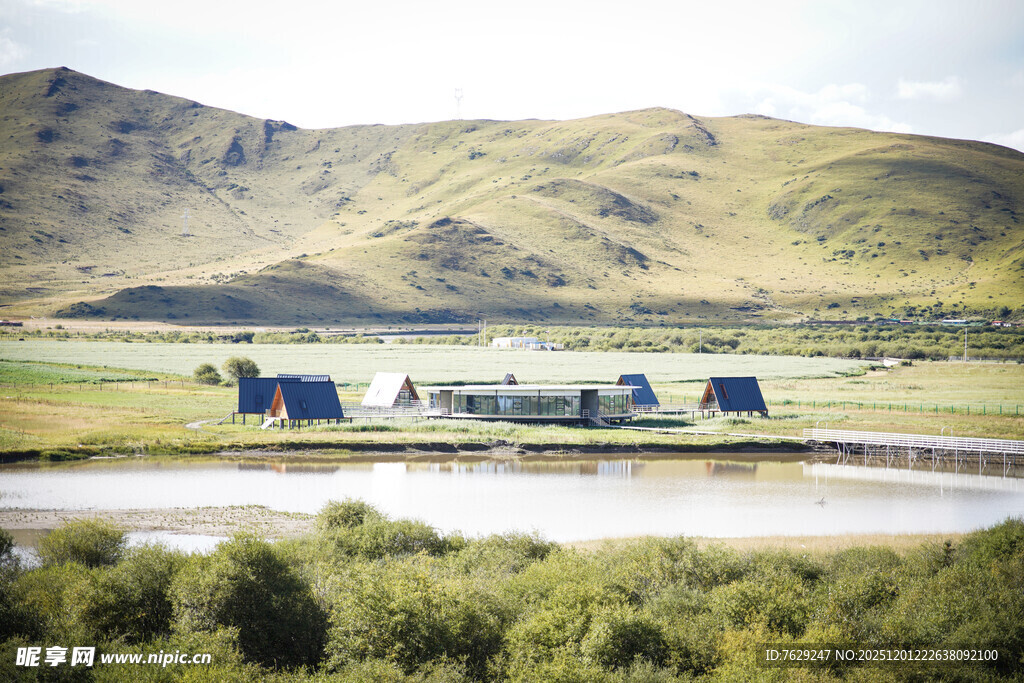 草原高山湖畔的特色建筑群