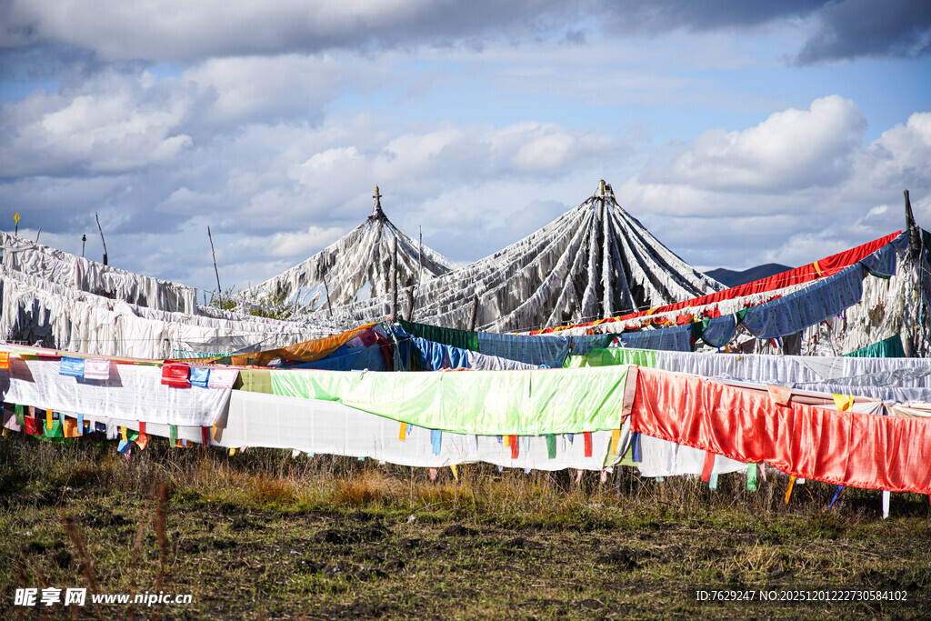 草原上的多彩经幡阵