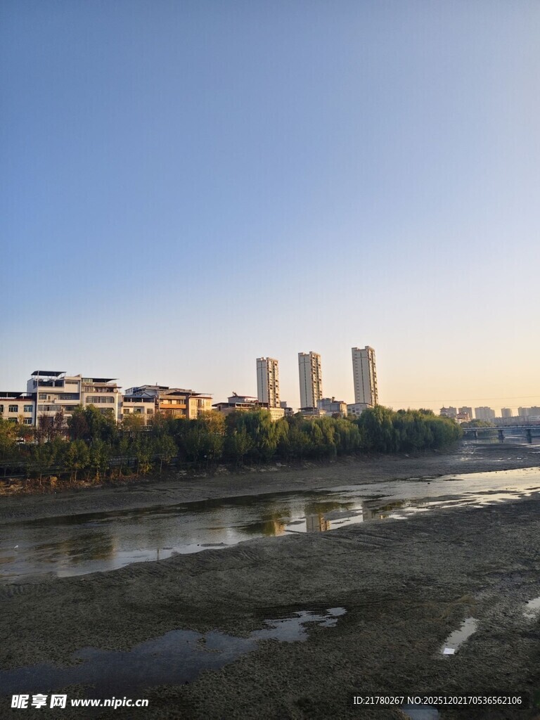 河畔城市风光