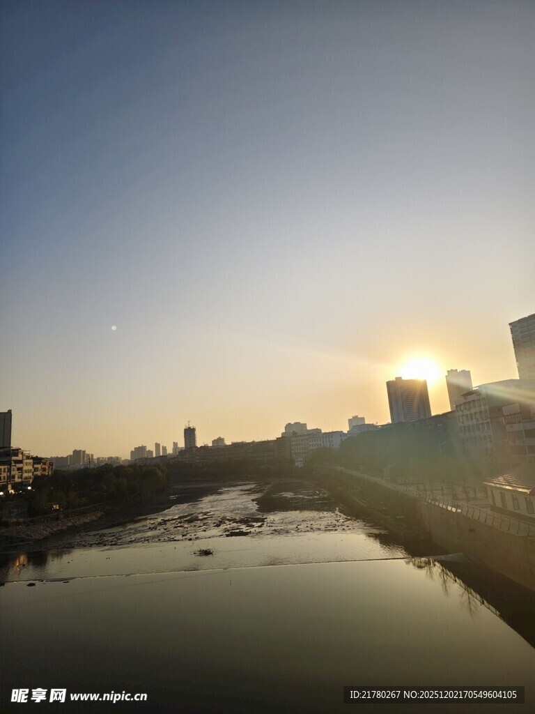 城市河畔日出美景