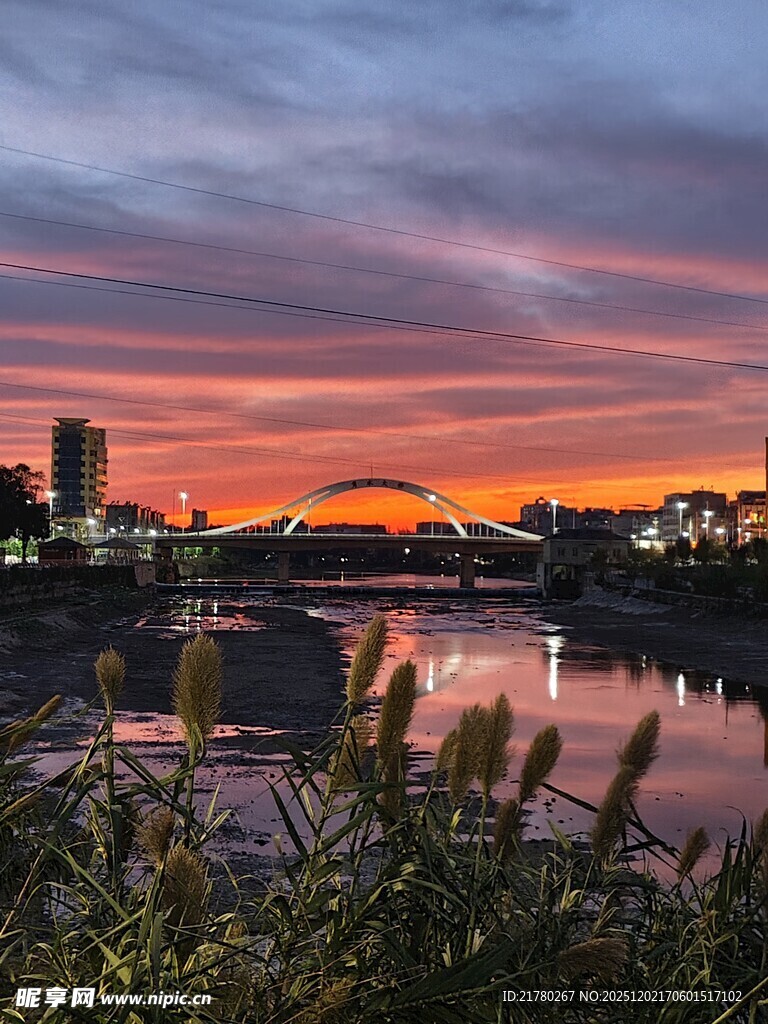 河畔绚丽晚霞 城市美景