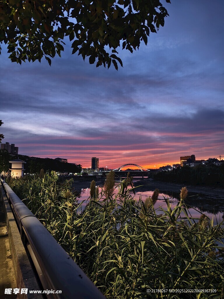 河畔暮色美景