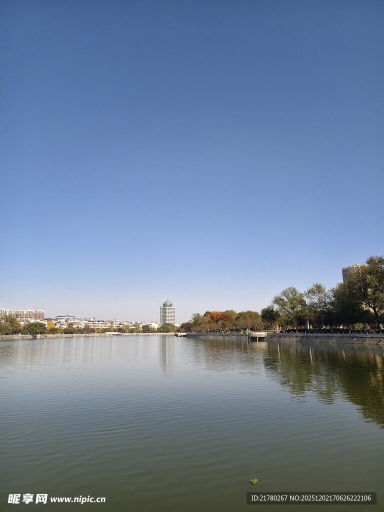 宁静湖畔风光