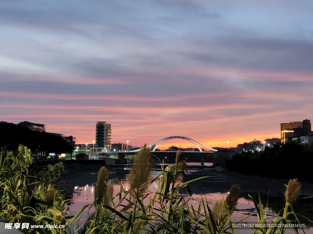 河畔黄昏美景