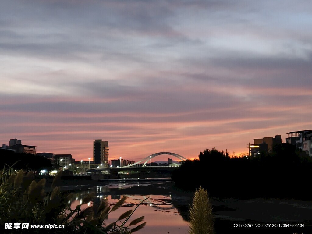 河畔日落美景