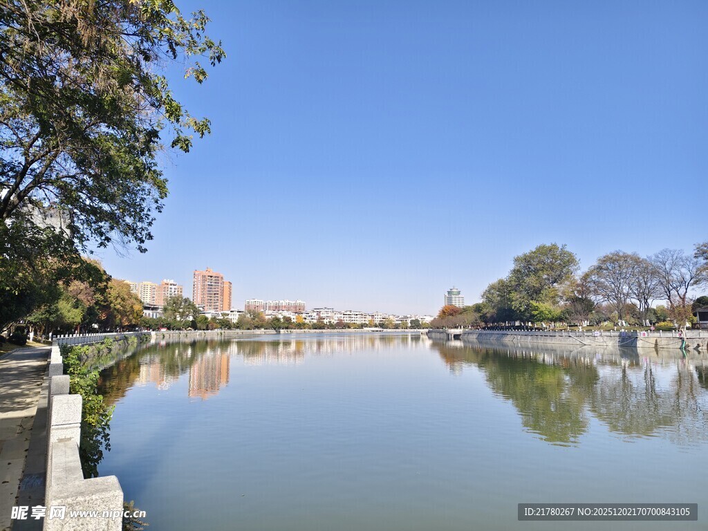 湖畔美景