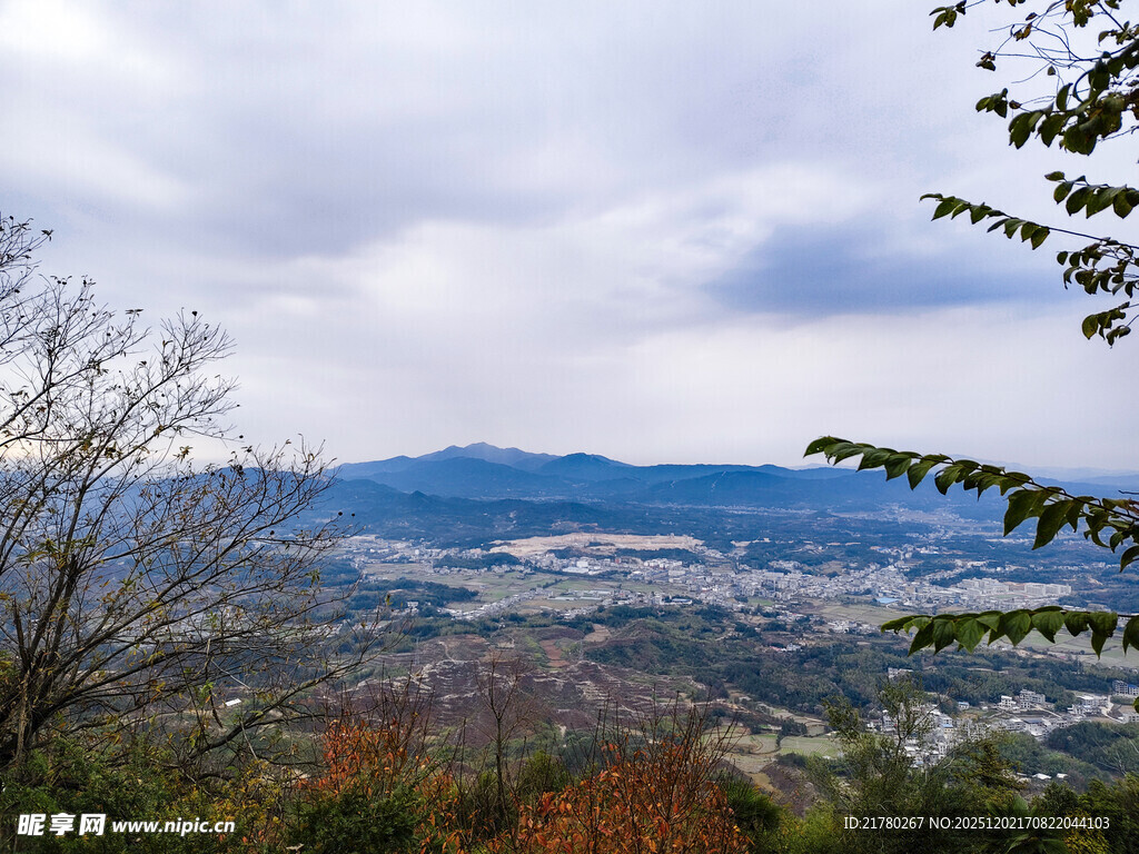 山间秋景远眺