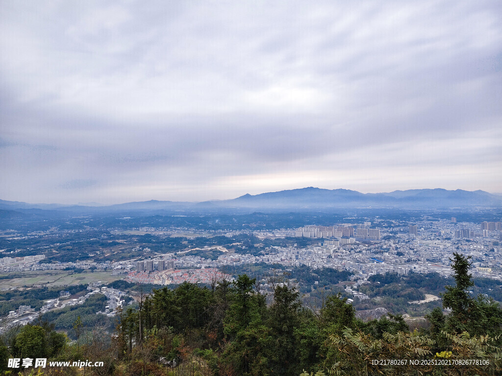 俯瞰城市与远山美景