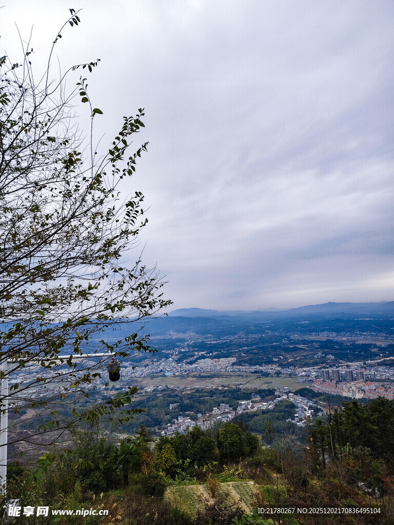 山顶远眺风景