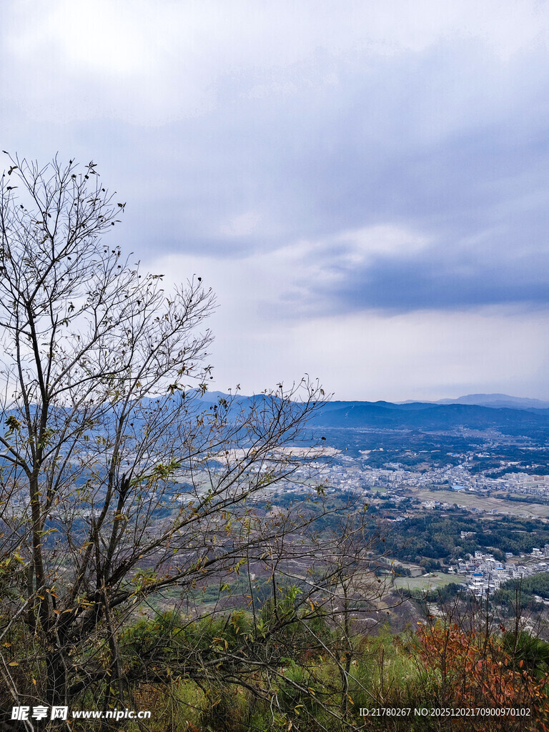 山巅远眺