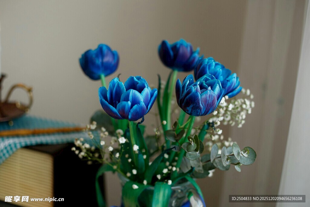 蓝郁金香插于绿瓶中