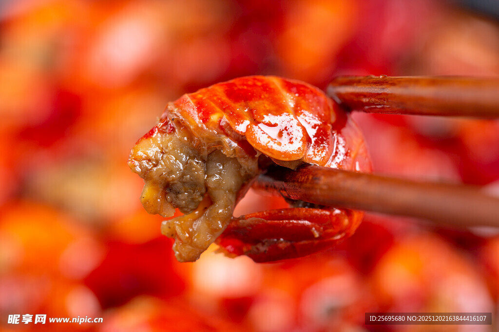 筷子夹起美味虾球