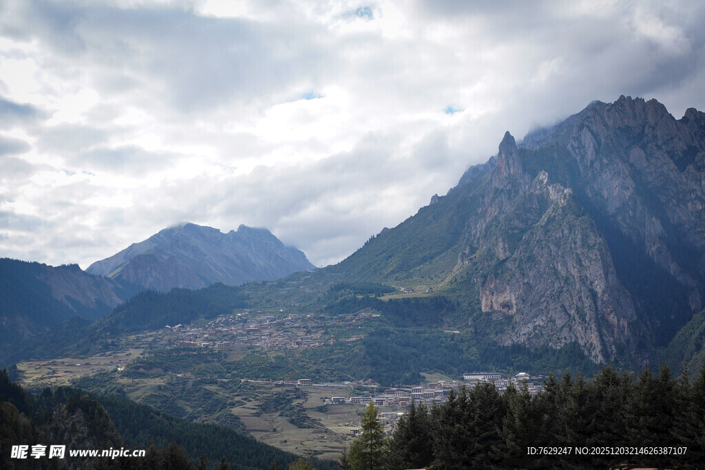 壮丽山景云雾缭绕的峰峦