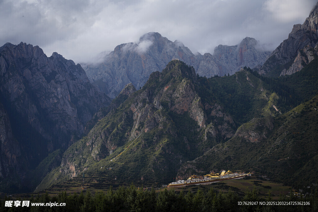 云雾缭绕的壮美山峦与寺庙
