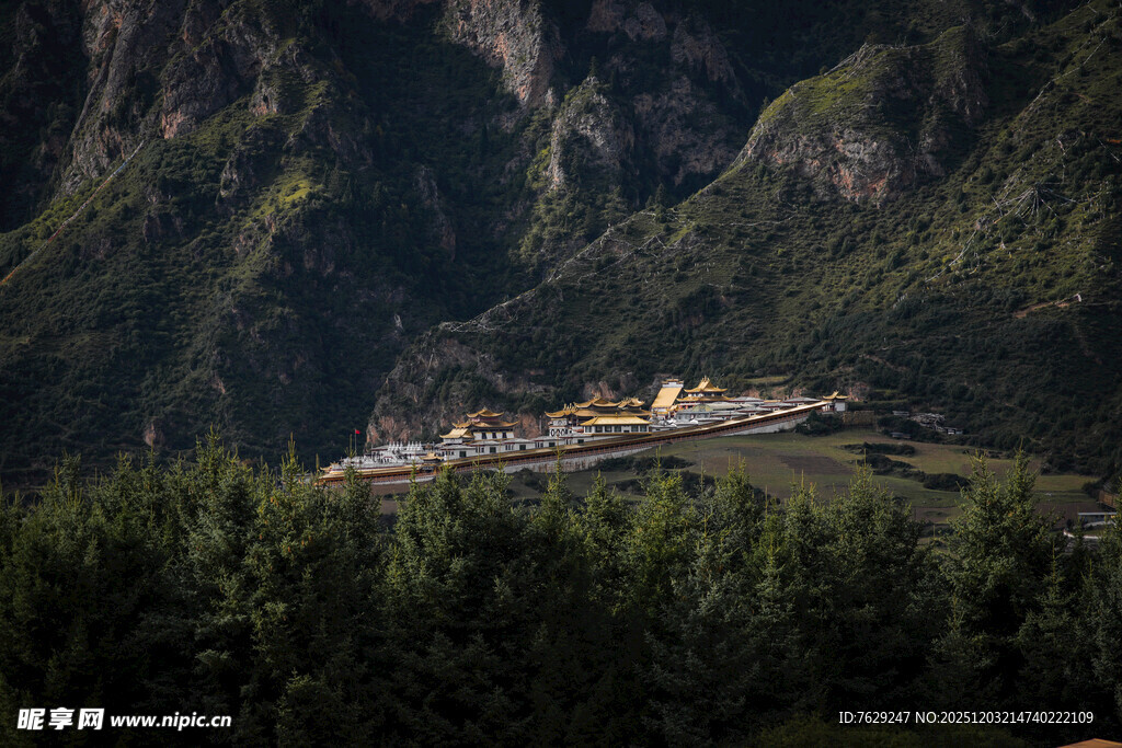 山间寺庙隐于葱郁树林间