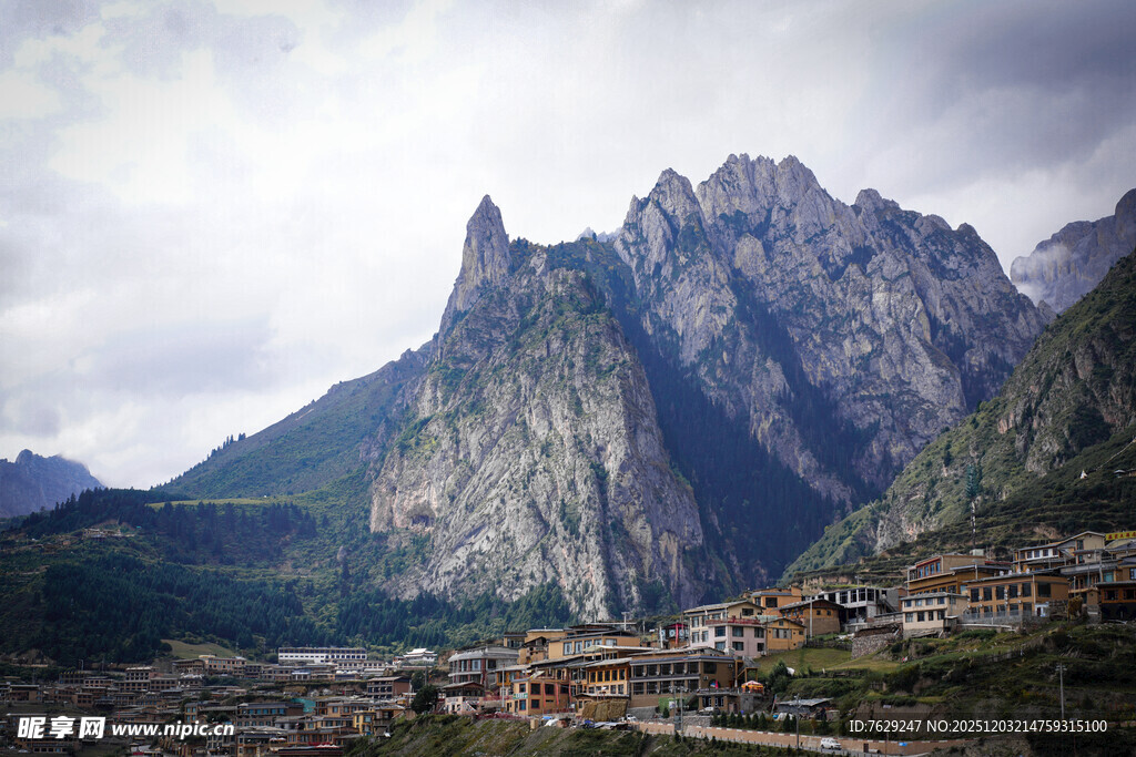 山间村落旁的巍峨壮丽山峰