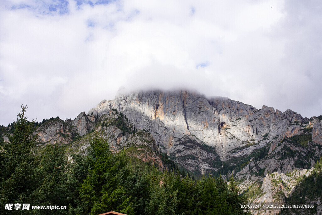 云雾缭绕的壮美山峦
