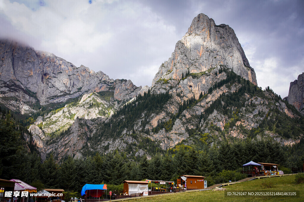 山间美景与彩色小屋